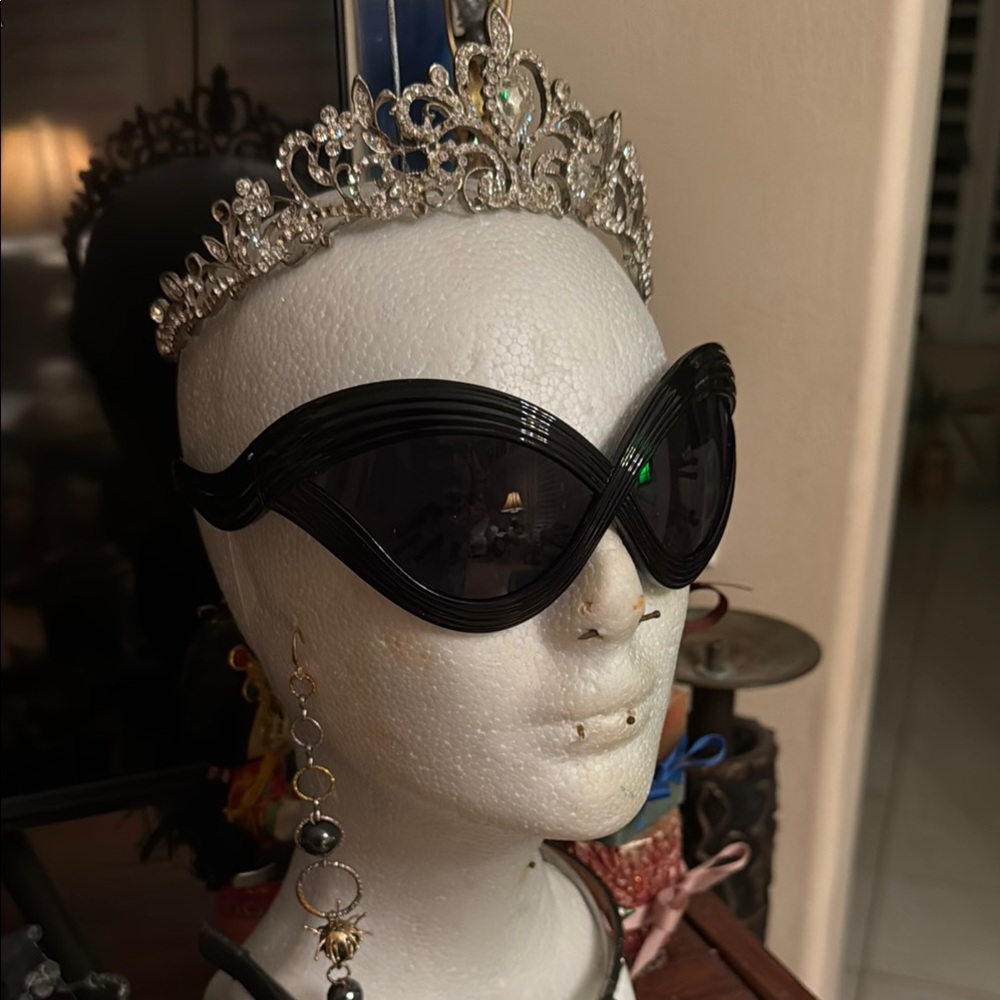 Motley Elegant Black Sunglasses